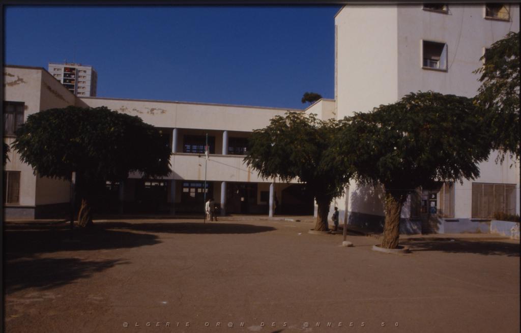 ECOLE PAUL BERT COUR INTERIEURE 1984.JPG